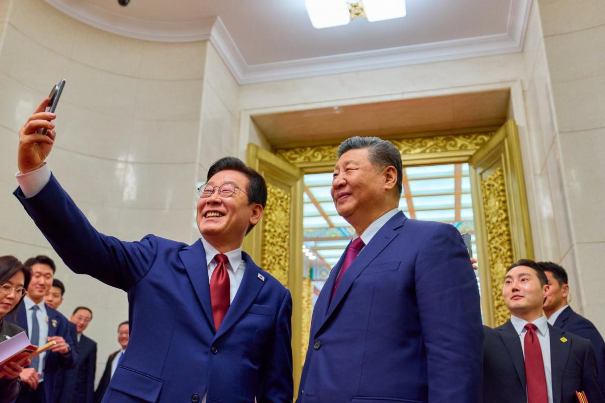 Dapat Hadiah Ponsel Xiaomi, Presiden Korsel Ambil Foto Selfie dengan Xi Jinping Dapat Hadiah Ponsel Xiaomi, Presiden Korsel Ambil Foto Selfie dengan Xi Jinping