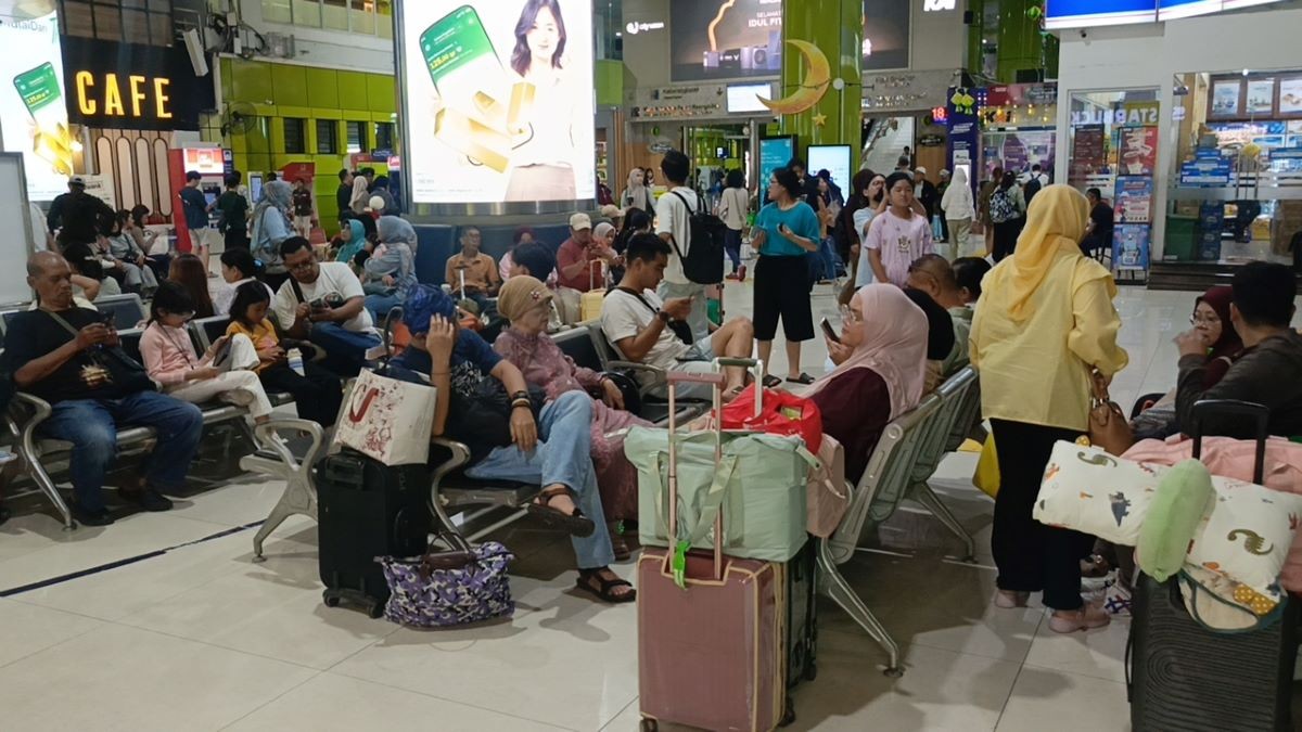 Puncak Arus Balik, Penumpang Masih Padati Stasiun Gambir di Malam Hari
