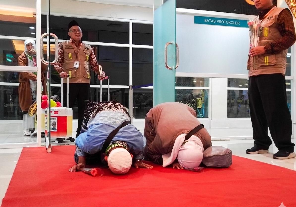 354 Jamaah Haji Kloter 1 di Tanah Air Melalui Bandara Adi Soemarmo 354 Jamaah Haji Kloter 1 di Tanah Air Melalui Bandara Adi Soemarmo