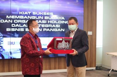 Direktur Utama RNI memberika Cinderamata kepada pembicara Ignasius Jonan, Komisaris PT Unilever Indonesia Tbk. (Foto: IDXChannel/Shifa)