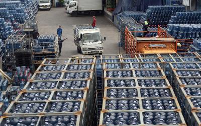 Peningkatan konsumsi produk air minum dalam kemasan (AMDK) diduga menjadi pendorong utama peningkatan biaya tersebut.