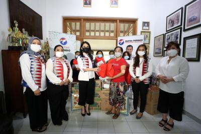 Ketua Umum Kartini Perindo Liliana Tanoesoedibjo menyerahkan bingkisan disela kunjungan ke Yayasan Hati Suci Tanah Abang, Kamis (15/4/2021).