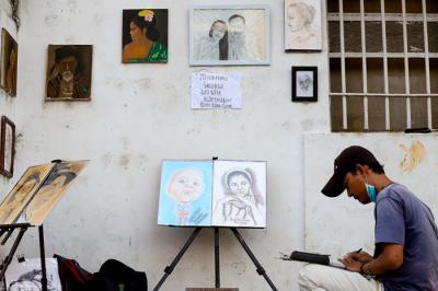 Jasa pembuat sketsa wajah sedang menyelesaikan pesanannya di kawasan Kota Tua, Jakarta Barat, Selasa (6/7/2021).