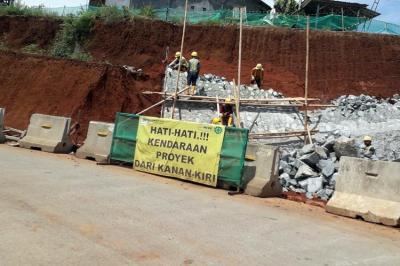 Pekerja beraktivitas di area proyek jalan tol Cinere-Jagorawi (Cijago) Seksi 3 Kukusan-Cinere di kawasan Depok, Jawa Barat, Jumat (15/4/2022).