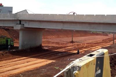 Pekerja beraktivitas di area proyek jalan tol Cinere-Jagorawi (Cijago) Seksi 3 Kukusan-Cinere di kawasan Depok, Jawa Barat, Jumat (15/4/2022).