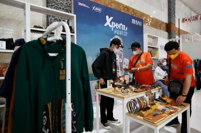 Pengunjung BNI Loud Fest tengah memperhatikan produk-produk ekspor di BNI Xpora Fest 2022 di Jakarta Convention Center, Minggu (17/7/2022).