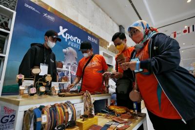 Pengunjung BNI Loud Fest tengah memperhatikan produk-produk ekspor di BNI Xpora Fest 2022 di Jakarta Convention Center, Minggu (17/7/2022).