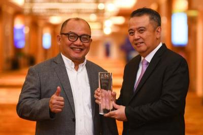 Wakil Direktur Utama PT Bank Tabungan Negara (Persero) Tbk Oni Febriarto Rahardjo menerima penghargaan Best Bank for CSR in Indonesia dari Asia Money, di Marina
