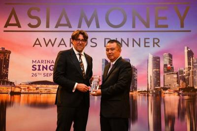 Wakil Direktur Utama PT Bank Tabungan Negara (Persero) Tbk Oni Febriarto Rahardjo menerima penghargaan Best Bank for CSR in Indonesia dari Asia Money, di Marina