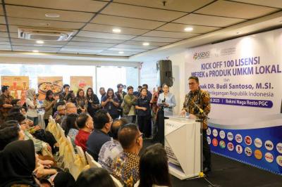 Menteri Perdagangan Budi Santoso memberikan sambutan dalam peluncuran 100 Lisensi Merek dan Produk UMKM Lokal di PGC Cililitan, Jakarta, Rabu (23/7/2025).