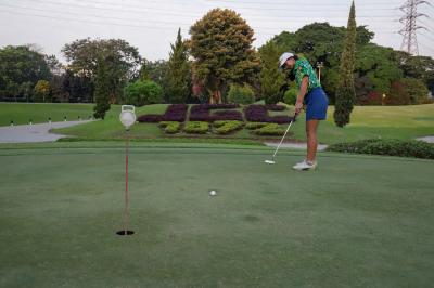 Pegolf nasional Sania Talita Wahyudi berlatih sebelum turnamen
