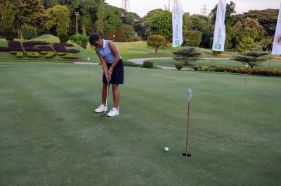 Peserta turnamen golf Amira Permadi melakukan persiapan pertandingan