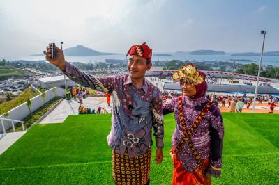 Pengunjung memakai baji adat Lampung