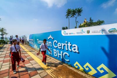 Pelajar  melintas di kawasan BHC