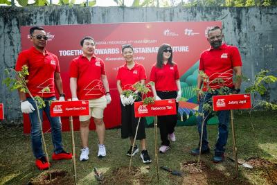 Generali Indonesia menggelar seremoni penanaman pohon di Kawasan Sentul, Bogor