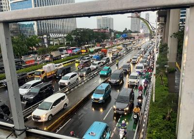 Hujan deras yang mengguyur Jakarta dan sekitarnya membuat kemacetan parah pada sore hingga malam hari.