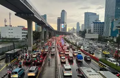 Hujan deras yang mengguyur Jakarta dan sekitarnya membuat kemacetan parah pada sore hingga malam hari.