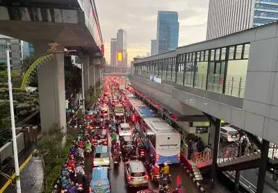 Hujan deras yang mengguyur Jakarta dan sekitarnya membuat kemacetan parah pada sore hingga malam hari.
