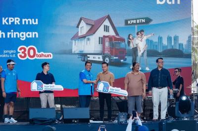 Melalui skema KPR BTN Take Over, debitur dapat memindahkan kredit perumahannya dari bank lain ke BTN