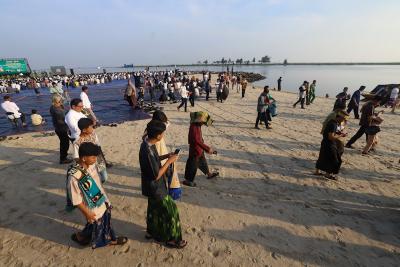 Ratusan jemaah melaksanakan salat Iduladha 1447 Hijriah di Pantai Lagoon, Ancol