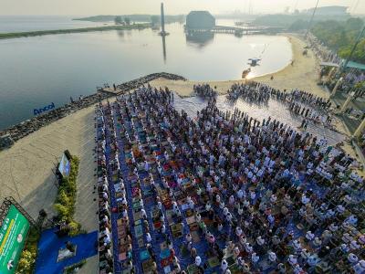 Ratusan jemaah melaksanakan salat Iduladha 1447 Hijriah di Pantai Lagoon, Ancol