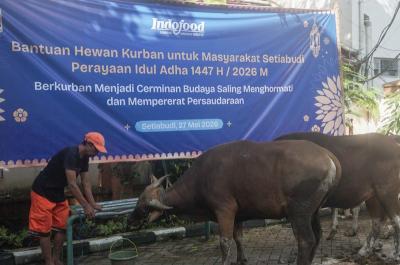 Pemberian bantuan hewan kurban Grup Indofood ditandai dengan penyerahan secara simbolis yang di Kantor Kelurahan Setia Budi