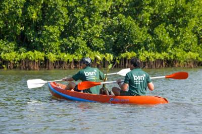 Bank BSN bersama Mahasiswa Peduli Lingkungan Pesisir melaksanakan kegiatan monitoring pertumbuhan mangrove di kawasan konservasi Eco Mangrove Segara Ayu