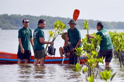 Bank BSN bersama Mahasiswa Peduli Lingkungan Pesisir melaksanakan kegiatan monitoring pertumbuhan mangrove di kawasan konservasi Eco Mangrove Segara Ayu