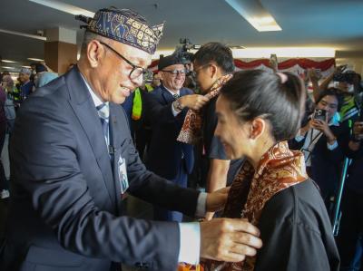 Direktur Utama PT Angkasa Pura Indonesia (Persero) Muhammad Rizal Pahlevi (kiri) bersama Wakil Direktur Achmad Syahir (kedua kiri) mengalungkan kain kepada penu