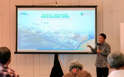 Direktur Utama Dani Rusli Utama memaparkan kinerja PT Pelabuhan Indonesia I (Pelindo I) tahun 2020 di Jakarta, Jumat (26/2/2021).