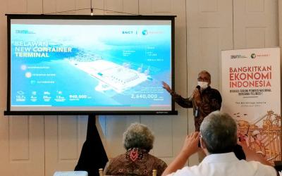Direktur Utama Dani Rusli Utama memaparkan kinerja PT Pelabuhan Indonesia I (Pelindo I) tahun 2020 di Jakarta, Jumat (26/2/2021).