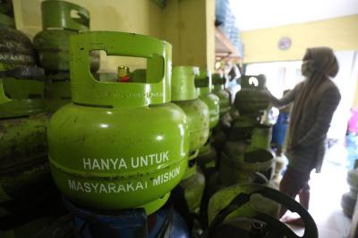 Pekerja merapikan tabung gas LPG 3kg di salah satu agen di Jakarta, Jumat (26/2/2021).