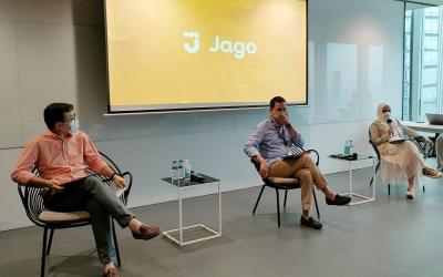 Direktur Utama Bank Jago Karim Indra Gupta Siregar (tengah) didampingi Wakil Direktur Utama Arief Harris Tandjung (kiri) dan Komisaris Anika Faisal (kanan) mem