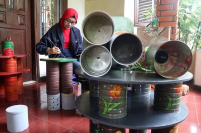 Produk kerajinan tersebut dijual dengan harga Rp300 ribu hingga Rp1,5 juta per unit tergantung tingkat kesulitan dan ukuran.