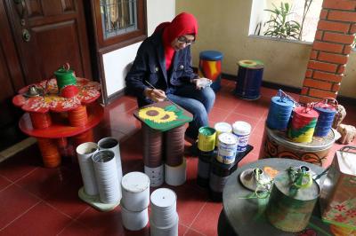Produk kerajinan tersebut dijual dengan harga Rp300 ribu hingga Rp1,5 juta per unit tergantung tingkat kesulitan dan ukuran.