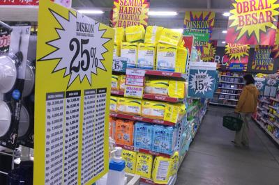 Supermarket Giant memberikan promo besar-besaran kepada pengunjung dikarenakan akan menutup gerainya pada Maret 2021 ini.