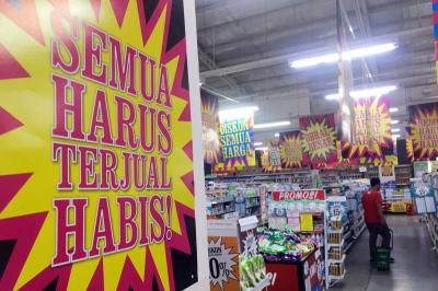 Pengunjung tengah berbelanja di supermarket Giant di kawasan Pamulang, Ciputat, Tangerang Selatan, Banten, Sabtu (27/2/2021).