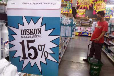 Pengunjung tengah berbelanja di supermarket Giant di kawasan Pamulang, Ciputat, Tangerang Selatan, Banten, Sabtu (27/2/2021).