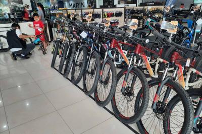 Calon pembeli melihat sepeda yang dijual di salah satu toko sepeda kawasan Tangerang Selatan, Banten, beberapa waktu lalu.