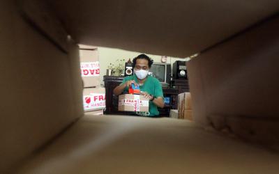 Pebisnis toko online sedang melakukan pengemasan barang di kawasan Jatiasih, Kota Bekasi, Jawa Barat, Jumat (26/2/2021).
