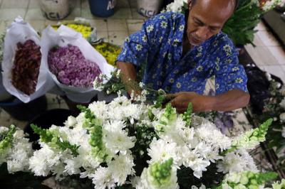 Pedagang merangkai bunga di Pasar Bunga Rawa Belong, Jakarta, beberapa waktu lalu.