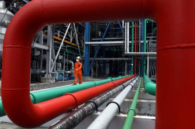 Petugas beraktifitas di area Pembangkit Listrik Tenaga Gas dan Uap (PLTGU) Jawa 2 di Tanjung Priok, Jakarta Utara, beberapa waktu lalu.
