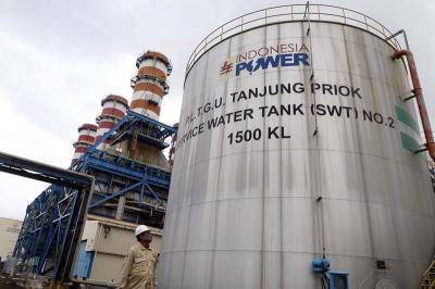Petugas beraktifitas di area Pembangkit Listrik Tenaga Gas dan Uap (PLTGU) Jawa 2 di Tanjung Priok, Jakarta Utara, beberapa waktu lalu.