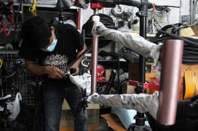 Di masa pandemi Covid-19, permintaan pengecatan ulang (repaint) sepeda meningkat tajam.