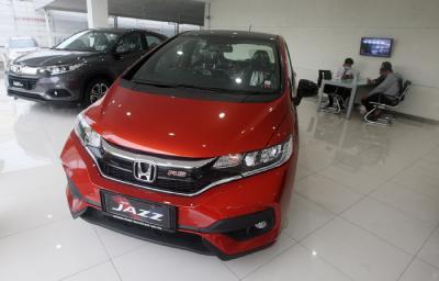 Petugas memberikan penjelasan kepada calon pembeli di Honda Mitra Jatiasih, Kota Bekasi, Jawa Barat, Senin (1/3/2021).