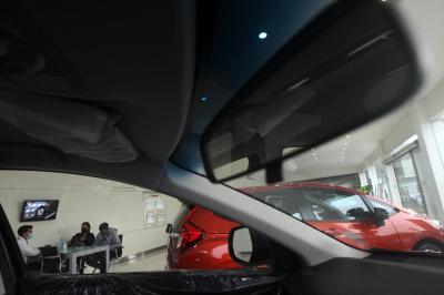 Petugas memberikan penjelasan kepada calon pembeli di Honda Mitra Jatiasih, Kota Bekasi, Jawa Barat, Senin (1/3/2021).