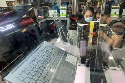 Pengunjung berada di toko komputer jinjing atau lapotop di pusat elektronik Mangga Dua, Jakarta, beberapa waktu lalu.