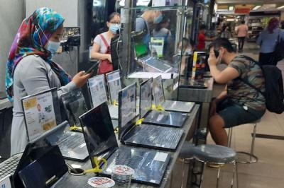 Pengunjung berada di toko komputer jinjing atau lapotop di pusat elektronik Mangga Dua, Jakarta, beberapa waktu lalu.