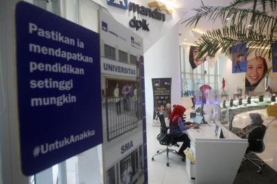 Petugas melayani nasabah di Kantor Pusat AXA Mandiri, Jakarta