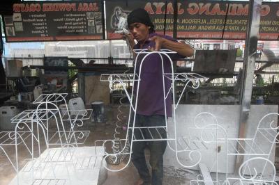 Permintaan rak pot bunga meningkat di tengah pandemi Covid-19 saat ini.